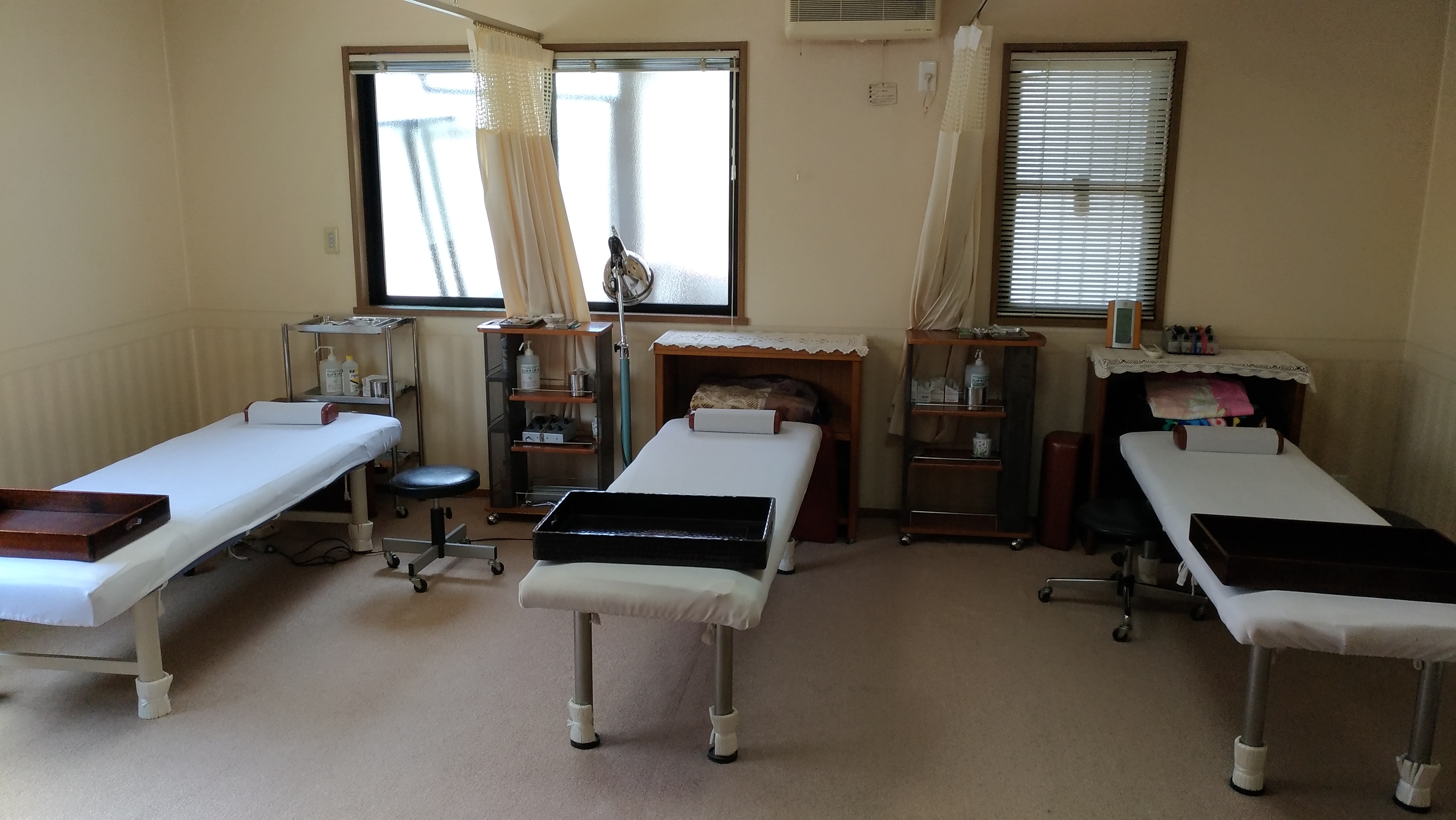 北田鍼灸院の明るく、日当たりの良い治療室