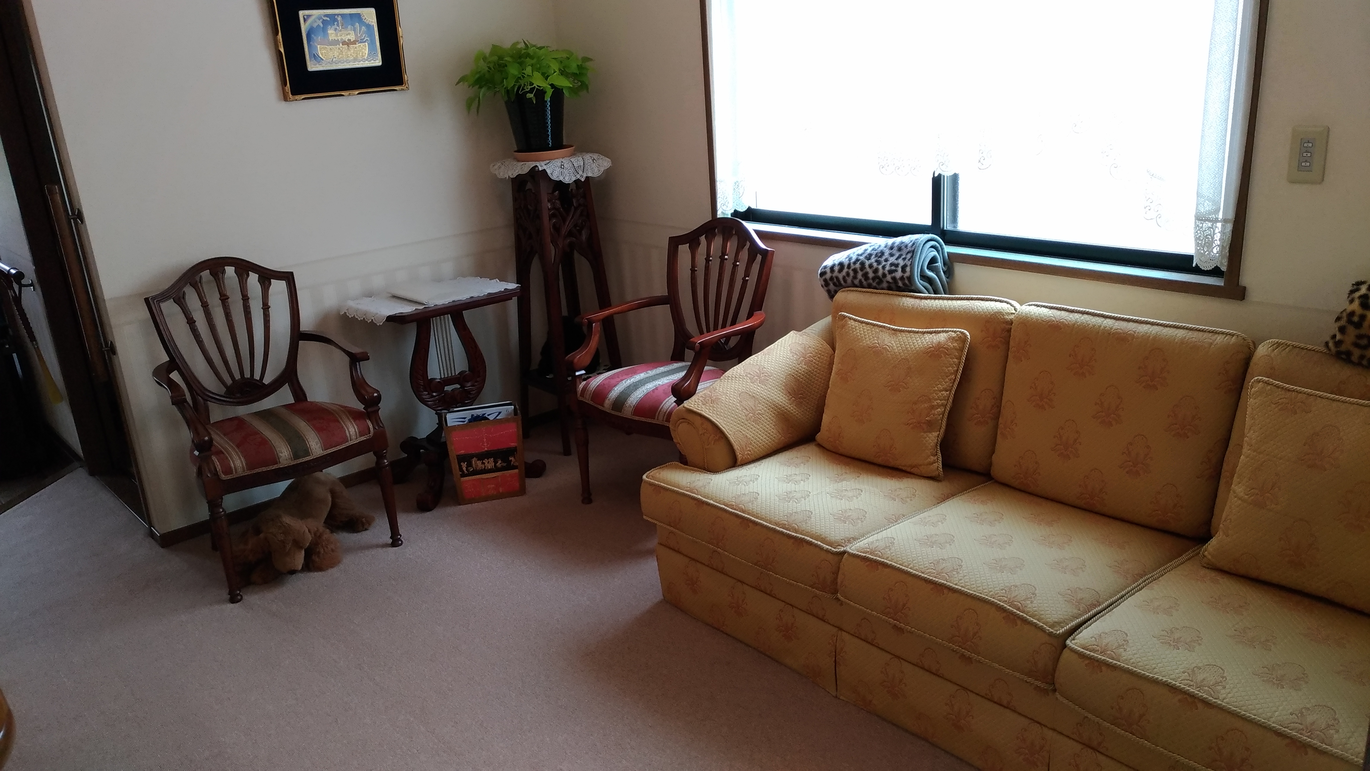 北田鍼灸院の待合室は、ひじかけつきの椅子と、ソファをご用意