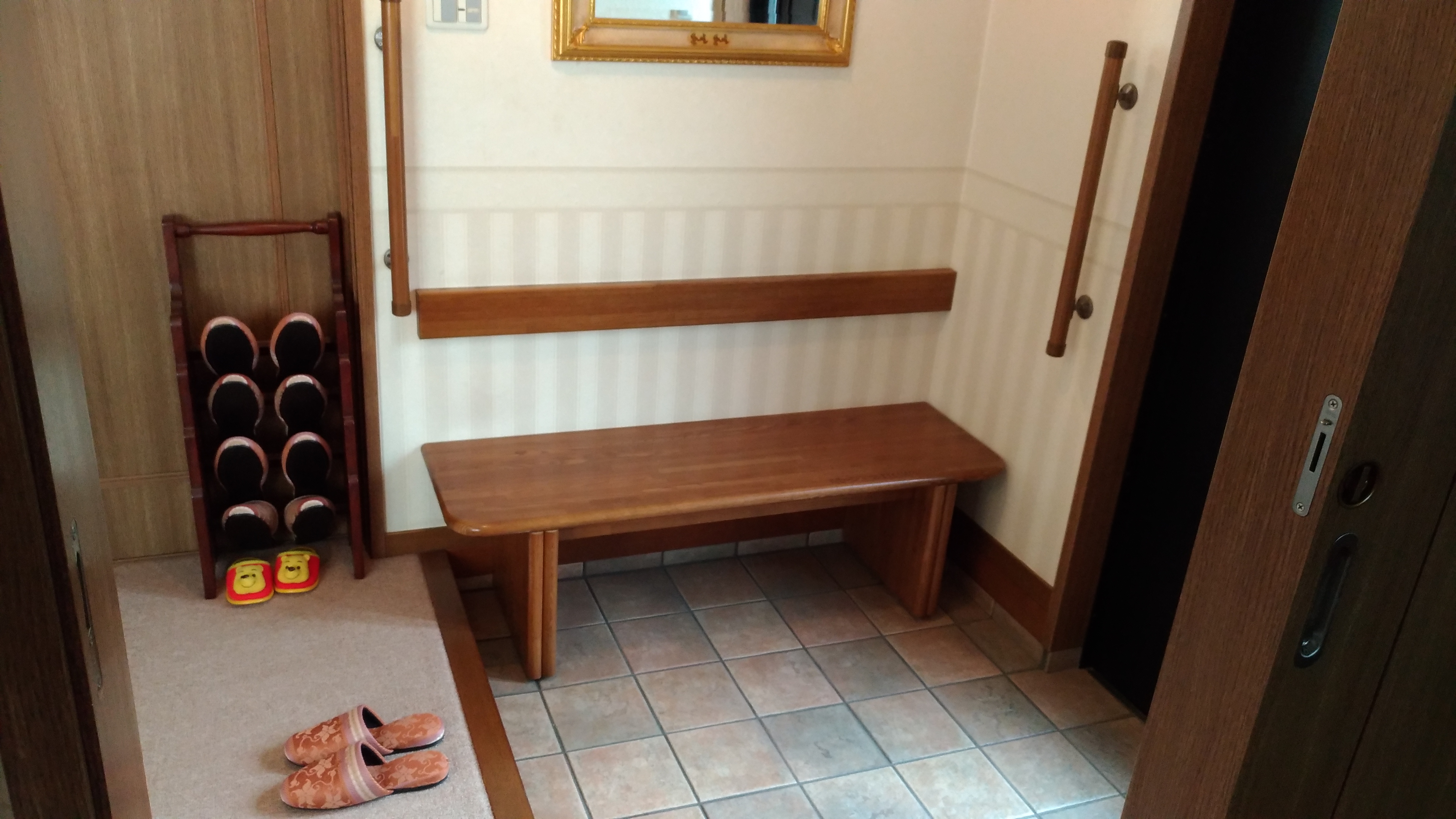 北田鍼灸院の玄関ベンチ、てすり