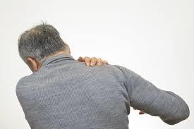 五十肩で腕が上がらない状態のイメージ