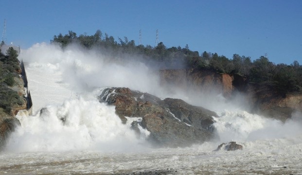 まるでダムが決壊するかのように…